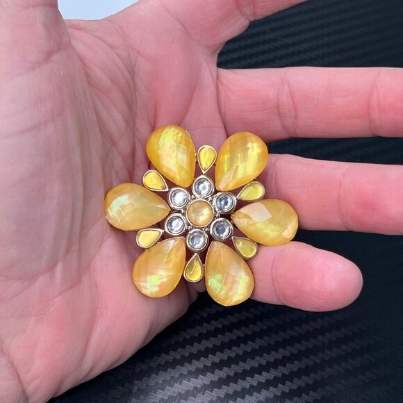Vintage Trifari Yellow Faceted & Clear Acrylic Flower Gold Tone Brooch - Picture 9 of 10